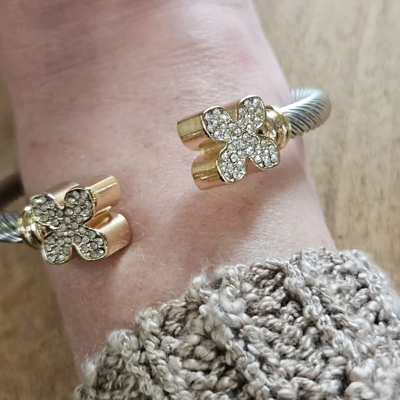 Elegant Gold and Silver Women's Bracelet - Picture 3 of 9